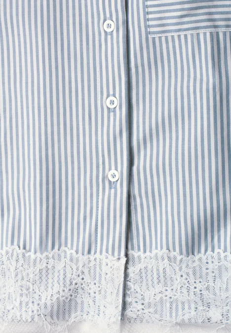 Overhemd met lange mouwen, strepen en kanten rand northern blue Nahaufnahme eines blau-weiß gestreiften Kleidungsstücks mit weißen Knöpfen und Spitzenbesatz