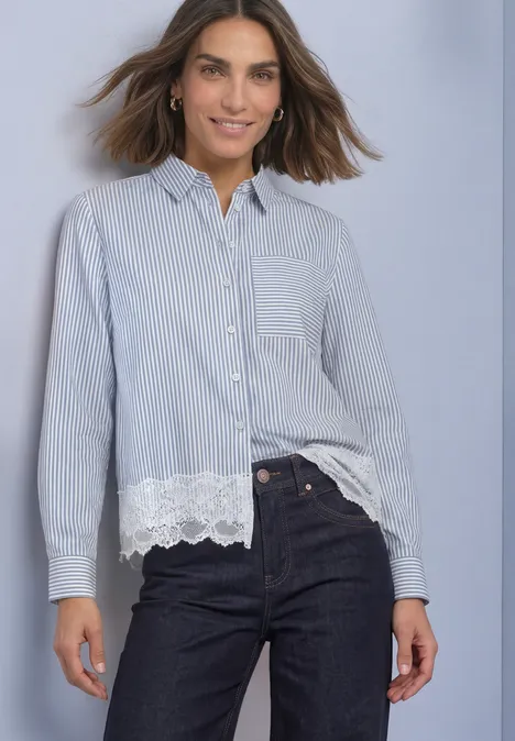 Overhemd met lange mouwen, strepen en kanten rand northern blue Eine Frau trägt ein blau-weiß gestreiftes Hemd mit Spitzenbesatz und Jeans und lächelt.