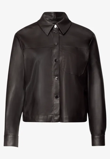 Schwarze Lederjacke mit Knopfleiste, Hemdkragen, langen Ärmeln und einer Brusttasche.