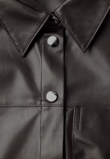 Dunkle Lederjacke oder Hemd mit Kragen und silbernen Druckknöpfen