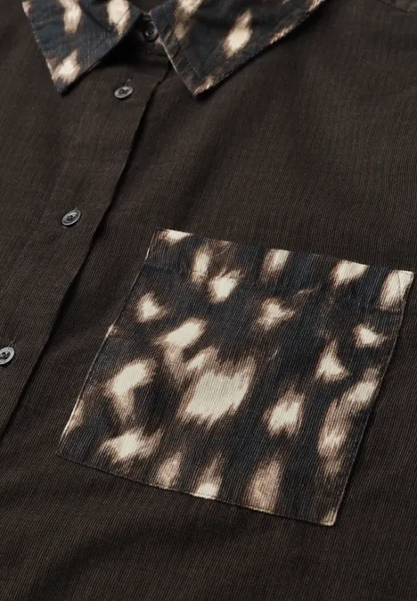 Chemisier à manches longues avec des détails imprimés représentant des chevreuils black coffee Chemise marron avec col et poche poitrine à imprimé animal contrastant