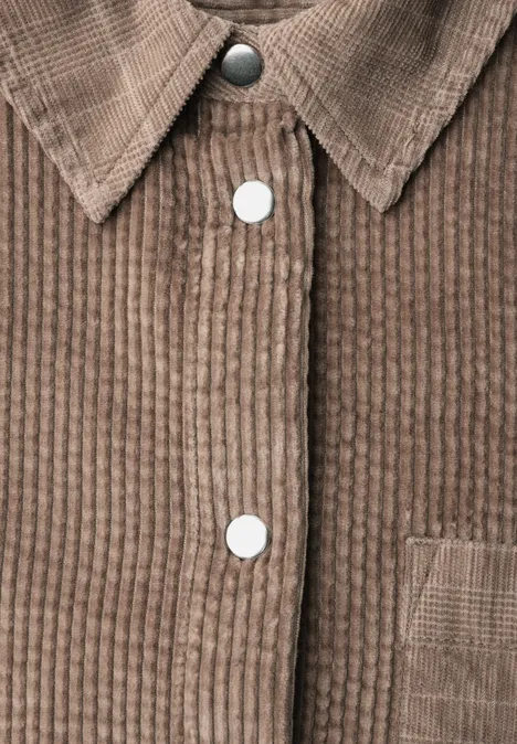 Braune Cordhemdjacke mit Kragen, silbernen Druckknöpfen und Brusttasche.
