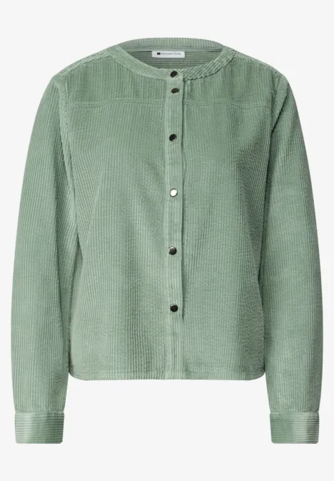 Grüne Cordjacke mit Rundhalsausschnitt und silbernen Knöpfen, legere Passform.