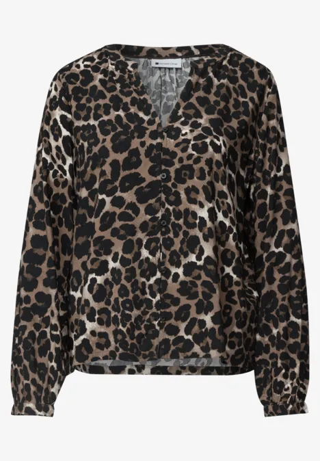 Braune Bluse mit schwarzem Leopardenmuster und V-Ausschnitt, lange Ärmel.