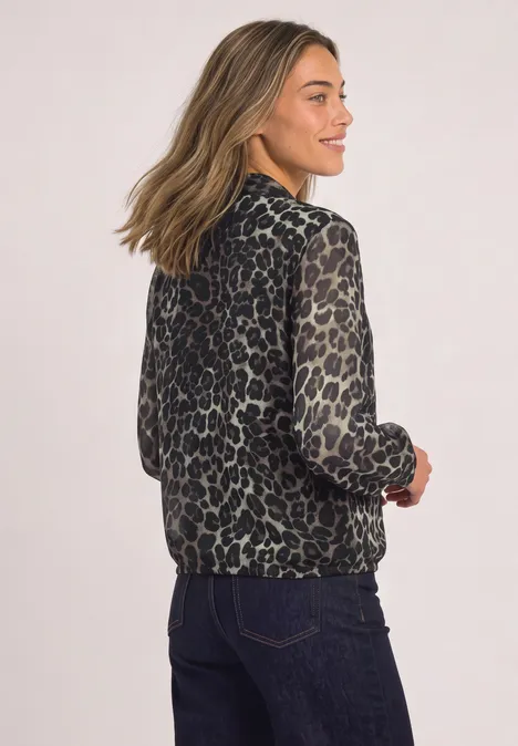 Langarm Chiffon-Bluse mit Schleifendetail Black Eine Frau trägt eine leger geschnittene Jacke mit Leopardenmuster, von hinten fotografiert.