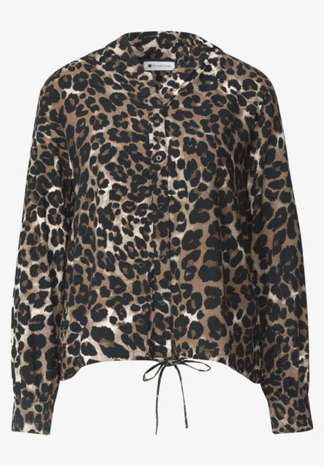 Leopardenmuster-Bluse mit Knopfleiste, Hemdkragen, langen Ärmeln und Kordelzug am Saum.