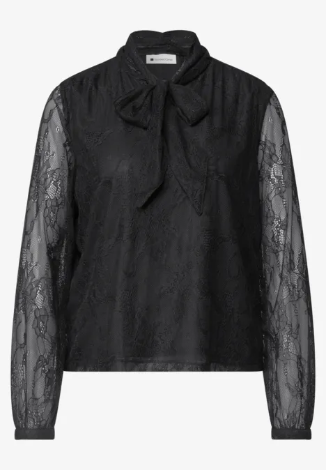 Langarm Bluse aus Spitze mit Schleifendetail Black Eine schwarze Spitzenbluse mit langen Ärmeln und Schleifendetail am Kragen.