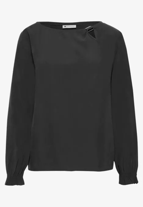 Blouse met ronde hals en gespdetail armor grey Zwarte damesblouse met lange mouwen, ronde hals en subtiele strikdetail op de schouder.
