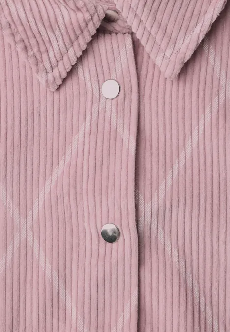 Rosa Cordjacke aus Kord mit silbernen Druckknöpfen.