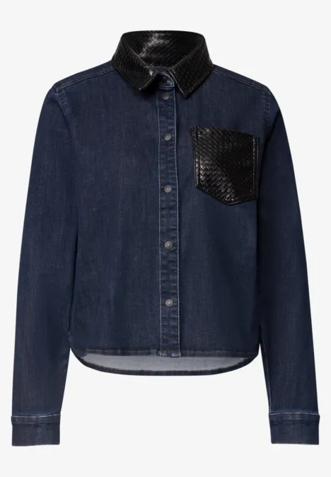 Dunkelblaue Jeansjacke mit schwarzem Kragen und Lederoptik-Brusttasche.