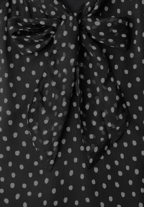 Bluzka z Chiffonu z kokardką Black Czarna bluzka w białe kropki z wiązaniem w kokardę przy dekolcie.