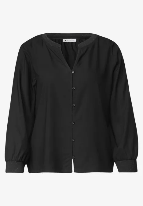 Zwarte lange blouse met V-hals, knoopsluiting voor en elastische manchetten.