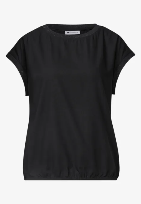 Zwart kortärmelig shirt met wijde ronde hals en elastische boord.
