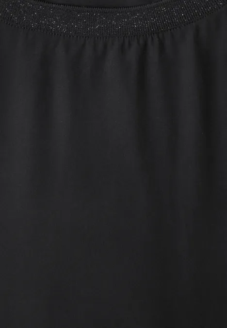 Zwart kledingstuk met glinsterende elastische tailleband.