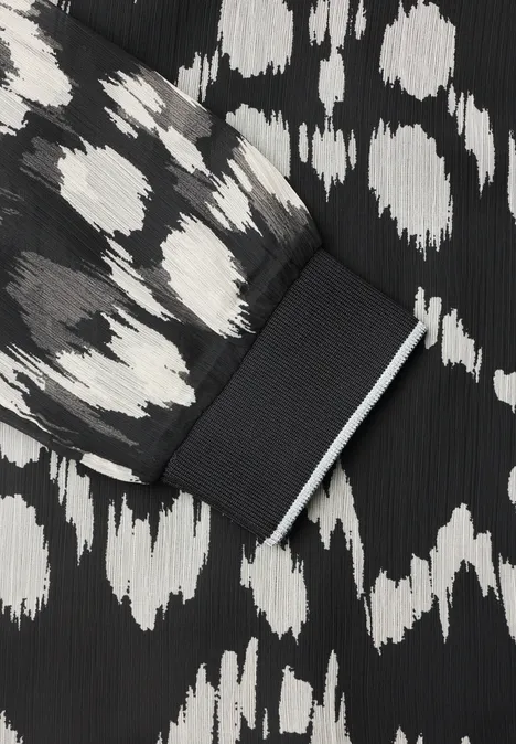 Chiffon Bluse mit Rundhals und Muster Black Schwarzer Langarm mit abstraktem weiß-grauem Fleckenmuster und schmalem weißen Paspelbesatz am Ärmelabschluss