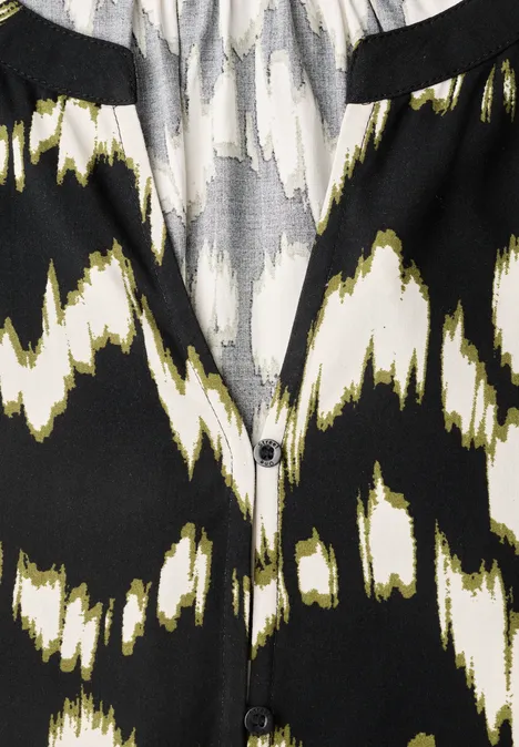 Zwart linnen top met abstracte witte en gouden zigzagprint en knoopsluiting.