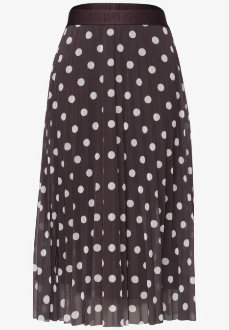 Een geplisseerde donkerbruine midirok met witte stippen.