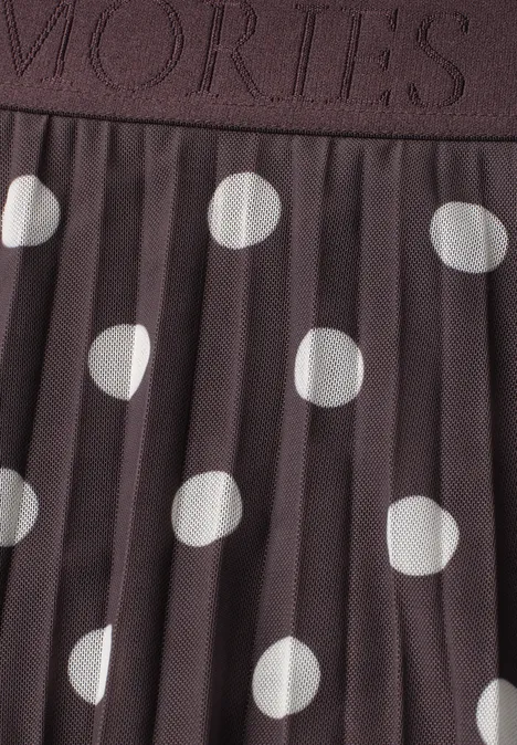 Bruine geplooide stof met witte polka-stippen.