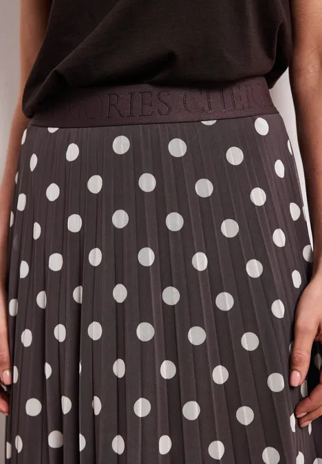 Plissé midi-rok in donkergrijs met grote witte stippen, elastische tailleband, gecombineerd met een zwart topje