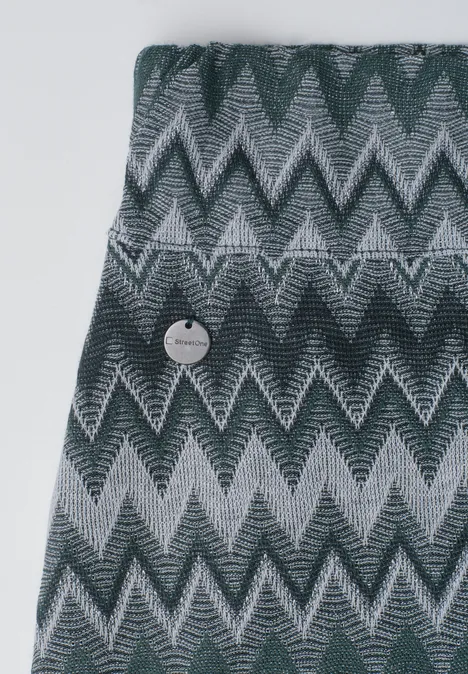 Gestricktes Kleidungsstück in Grautönen mit Zickzackmuster und Knopf