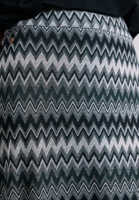 Zickzackmuster in Schwarz, Grau und Weiß auf Stoff.