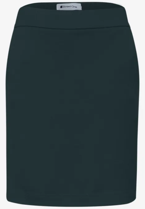 Einfacher, gerader schwarzer Rock in knapper Länge ohne Muster.