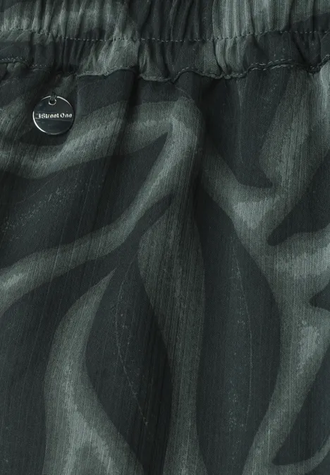 Dunkle Badeshorts mit grauem, geschwungenem Muster und Lascana Marken-Detail.