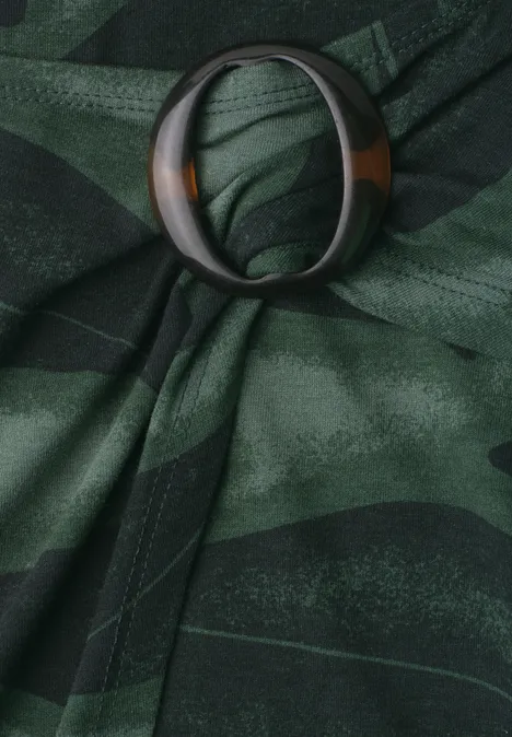 Donkergroene, gemêleerde stof, elegant gedrapeerd met een ronde ring.