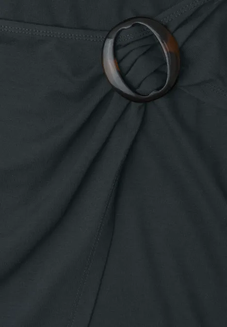 Schwarzes Kleid mit rundem Gürtelring und gerafftem Stoff.