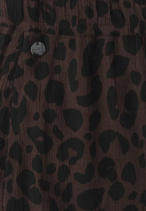 Braunes Kleidungsstück mit schwarzem Leopardenmuster und Knopfdetail
