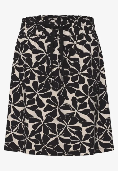 Schwarz-weißer Rock mit locker fallendem Schnitt und großem Blumenmuster.