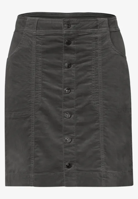 Mini-jupe noire à boutons sur le devant et poches latérales.