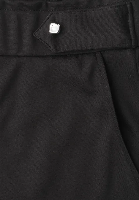 Pantalon noir en tissu avec ceinture, passant, bouton et poche latérale.