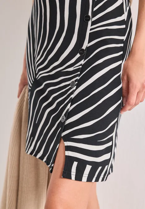 Schwarz-weiß gestreiftes Kleid mit Knopfleiste und kleinem Seitenschlitz