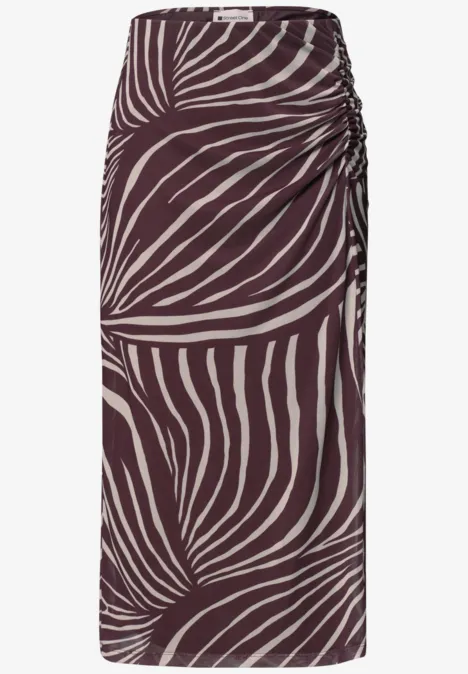 Midi-Rock aus Mesh mit Print rustic rouge Langer Rock mit beigen, zebramusterartigen Streifen auf braunem Grund und seitlicher Raffung.