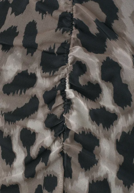 Midi-Rock aus Mesh mit Print timeless beige Nahaufnahme eines Stoffs mit Leopardenmuster in Beige und Schwarz, mittige Naht sichtbar.
