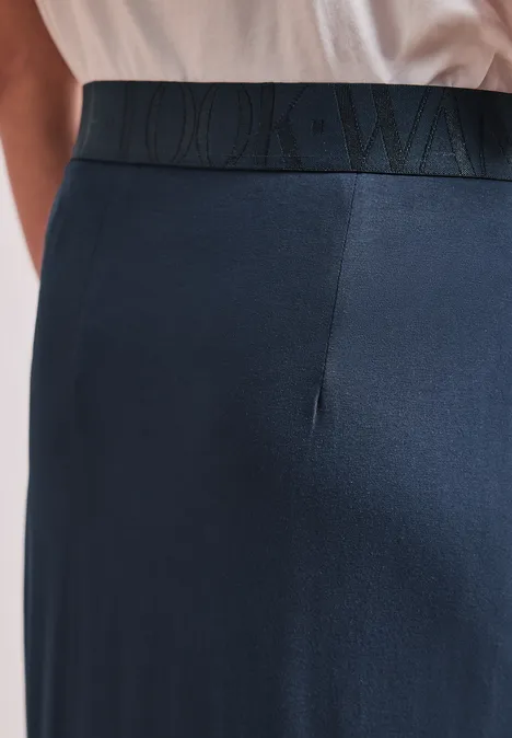 Detailfoto: dunkelblaue Taille mit breitem schwarzen Bund, darauf 'LOOK' eingeprägt.