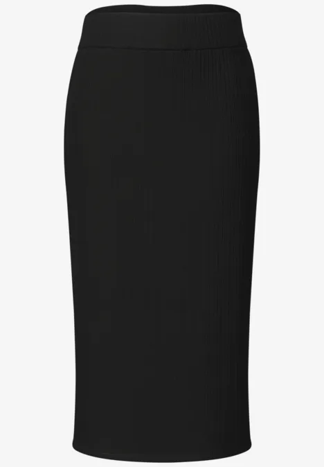 Zwarte ribgebreide kokerrok met elastische taille en midi-lengte.