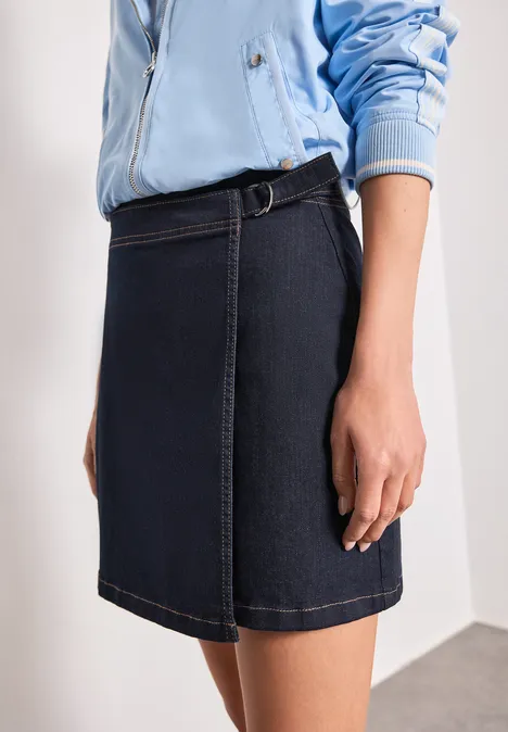 Kurzer dunkelblauer Jeansrock mit Gürtelschlaufe, kombiniert mit hellblauer Jacke