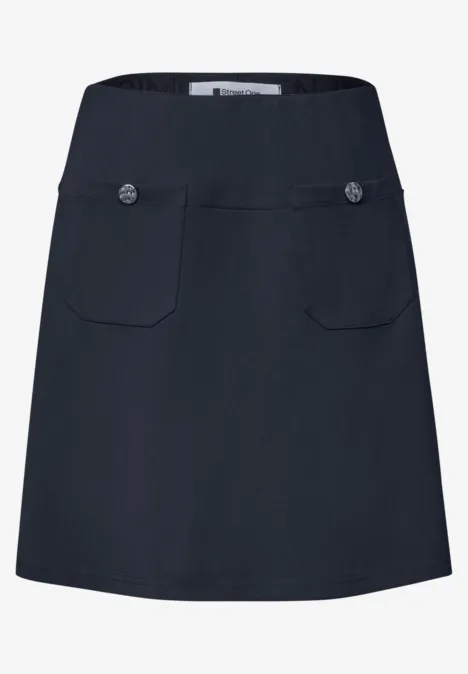 Dunkelblauer A-Linien-Minirock mit zwei aufgesetzten Taschen und Zierknöpfen an der Taille.