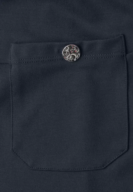 Schwarze Stofftasche mit zierendem Knopf und schlichter Naht