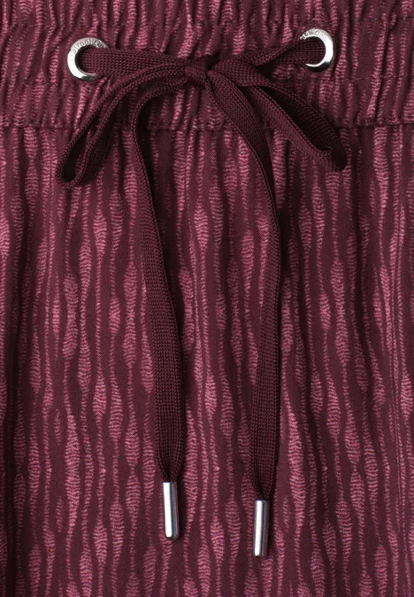 Bordeauxfarbene Hose mit Wellenmuster und Kordelzug in der Taille