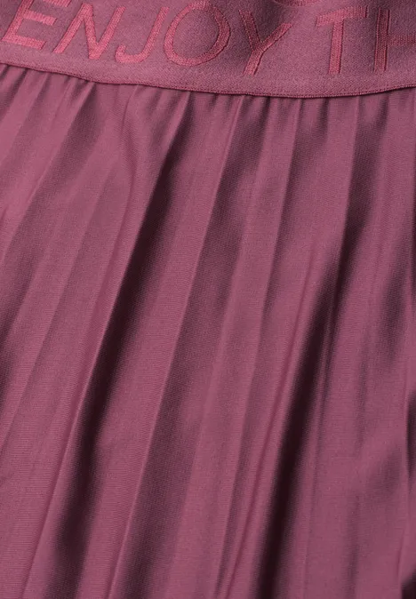Midirock in Plisséestruktur dark clouded blush Nahaufnahme eines plissierten, burgunderfarbenen Rocks mit elastischem Bund und Schriftzug