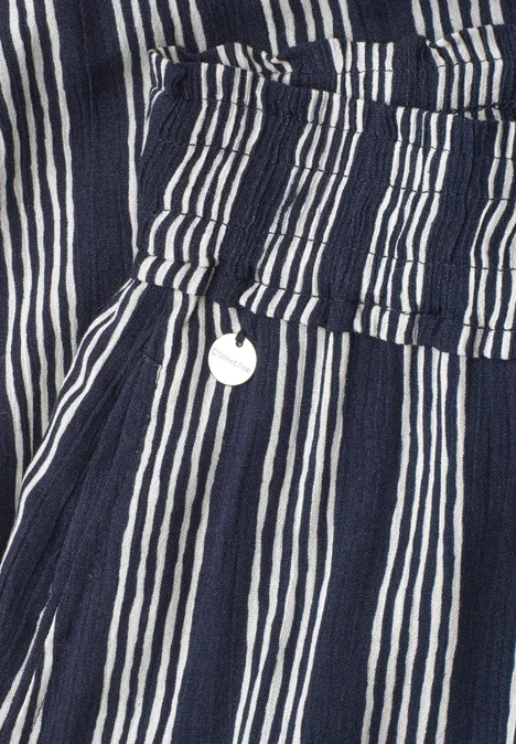 Vêtement rayé bleu marine et blanc avec taille élastique, poche appliquée et bouton blanc