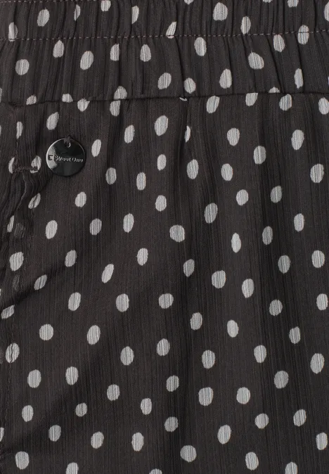 Kniehoge chiffonrok met print black coffee Schwarzer Stoff mit großem weißen Polka-Dot-Muster und seitlicher Tasche mit Metallknopf.