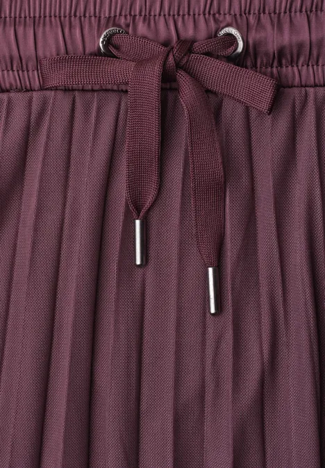 Midirok van mesh met plissé-structuur rustic rouge Nahaufnahme eines bordeauxfarbenen, plissierten Rocks mit elastischem Bund und Schleife.