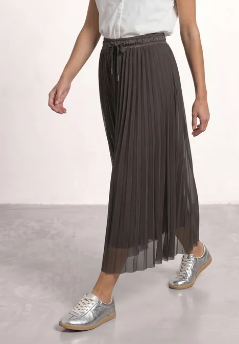 Midirok van mesh met plissé-structuur black coffee Frau trägt grauen, plissierten Maxirock und silberne Sneaker, nur Beine und Unterkörper sichtbar.
