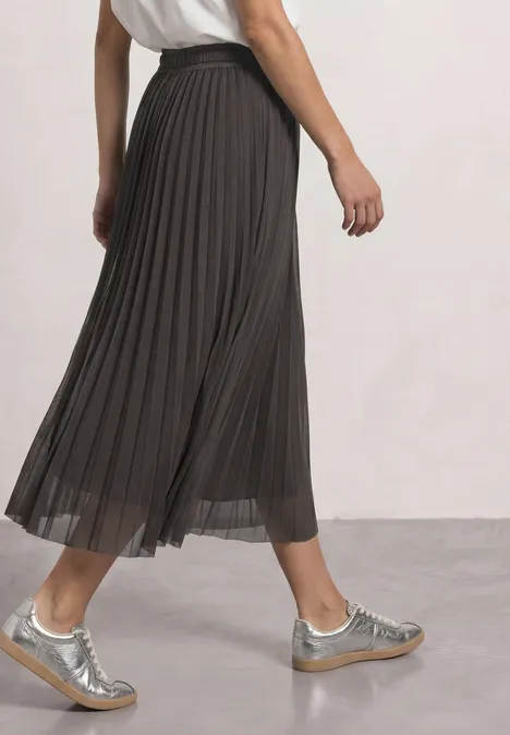 Midirok van mesh met plissé-structuur black coffee Modische Person in weißem Oberteil, schwarzem plissiertem Midirock und silbernen Schuhen.