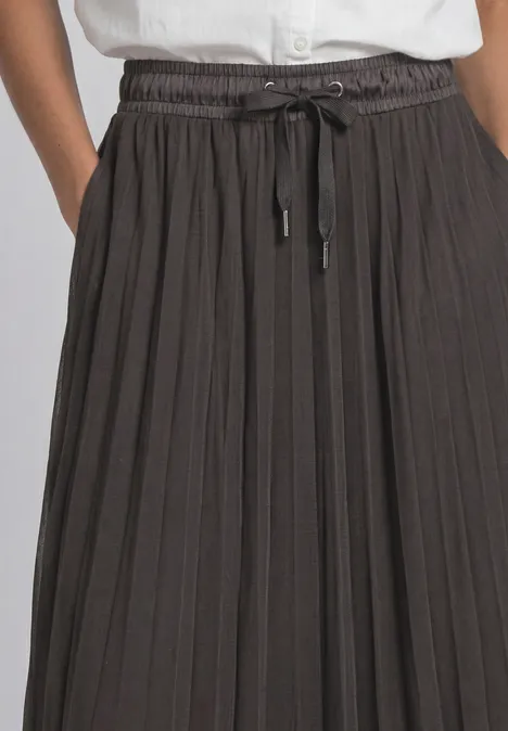 Midirok van mesh met plissé-structuur black coffee Schwarzer Plisseerock mit elastischem Bund und Tunnelzug, kombiniert mit weißem Oberteil.