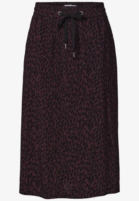 Midi-Rock aus schwarzem Stoff mit braunen Animal-Print-Flecken und Tunnelzug am Bund.